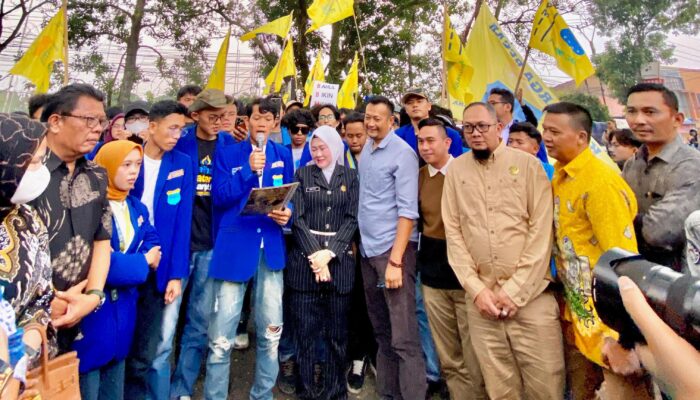 Gelar Aksi “Indonesia Darurat”, PMII Cianjur Gelar Teatrikal Ziarah Kubur Pejabat di Depan DPRD: Sempat Dorong-dorongan