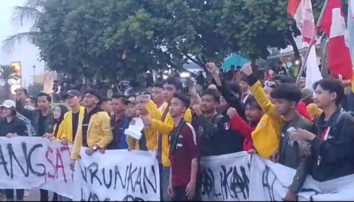 Blokir Tugu Gentur Mahasiswa Cianjur Bongkar Dapur MBG Ilegal: “Rakyat Tercekik, Pemkab Cuma Formalitas”