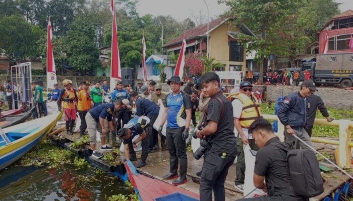 Bukan Cuma Tangkap Penjahat, Polres Cianjur Juga ‘Tangkap’ 15 Ton Sampah di Waduk Jangari