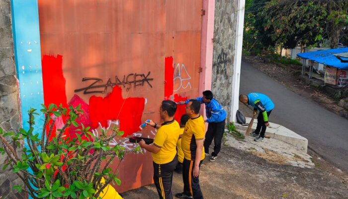 Polres Cianjur Gandeng Banser dan POMC, Bersihkan 14 Titik Vandalisme dan Lapang Prawatasari