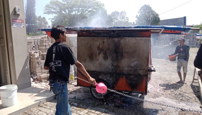 GEROBAK NASI GORENG LUDES TERBAKAR DI CFD CIANJUR, RUGI RP15 JUTA