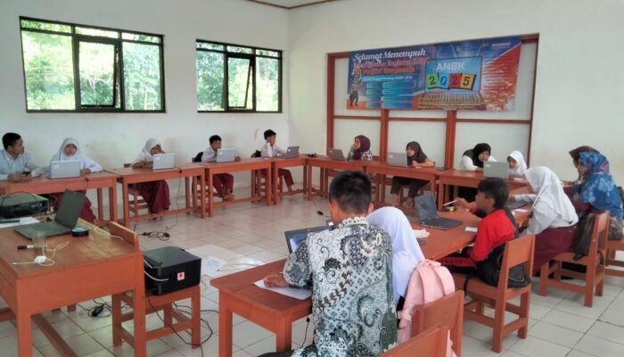 DISDIKPORA CIANJUR TURUN LAPANGAN TINJAU KELAS JAUH SDN BANYUASIH: 45 SISWA MASIH “ANTRI” FASILITAS