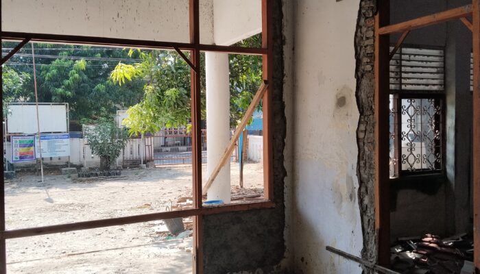 Pekerjaan rehabilitasi gedung Kelurahan Lemah Abang CV JAYA MAKMUR Di Pertanyakan