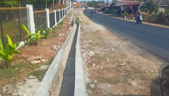 Proyek jalan propinsi Subang Bantarwaru batas Indramayu di duga di kerjakan tidak sesuai RAB.