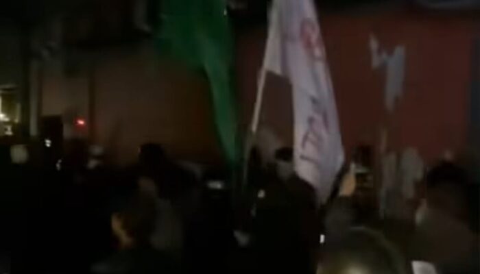 UNJUK RASA TOLAK LGBT DI CIANJUR, MASSA KELILINGI KAFE YANG DIDUGA JADI MARKAS