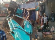 TRUK FUSO MUATAN BEKO TABRAK PIKAP DI CIANJUR, 2 TEWAS WARUNG IKUT TERTIMPA