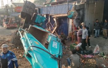 TRUK FUSO MUATAN BEKO TABRAK PIKAP DI CIANJUR, 2 TEWAS WARUNG IKUT TERTIMPA