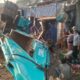 TRUK FUSO MUATAN BEKO TABRAK PIKAP DI CIANJUR, 2 TEWAS WARUNG IKUT TERTIMPA