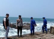 ABK ASAL KARAWANG HILANG DI MUARA CIDAMAR CIANJUR: PERAHU MOGOK, HANTAM GELOMBANG SAAT DIBETULKAN