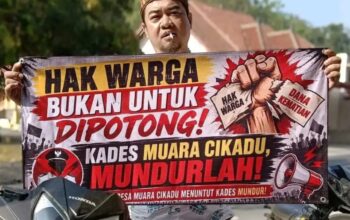 GERUDUK KANTOR DESA, WARGA MUARACIKADU DESAK KADES DAN SEKDES MUNDUR BUNTUT DUGAAN POTONG DANA BPJS KEMATIAN