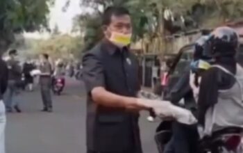 Abu Krakatau Sampai Cianjur, Golkar Bagi Ribuan Masker di Jalan Siliwangi
