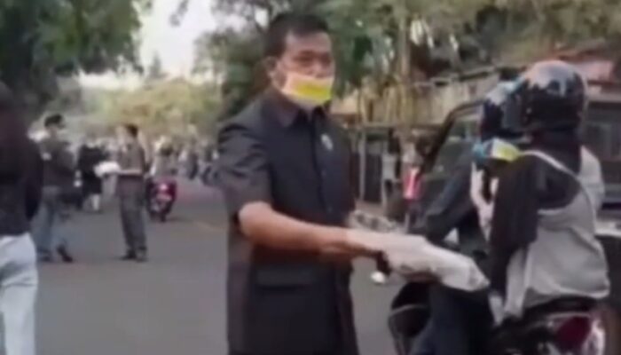 Abu Krakatau Sampai Cianjur, Golkar Bagi Ribuan Masker di Jalan Siliwangi