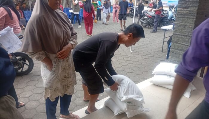 1.059 Ton Beras Bansos untuk 35 Ribu KPM di Sukabumi, Bulog Pastikan Takaran Pas