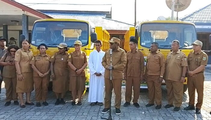 Perang Melawan Sampah Bupati Piter Gusbager Tambah Unit Truk Sampah