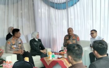 Unik! Kapolda Jabar Resmikan Tugu Ayam Jago dari 3.000 Knalpot Brong di Cianjur