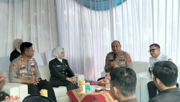 Unik! Kapolda Jabar Resmikan Tugu Ayam Jago dari 3.000 Knalpot Brong di Cianjur
