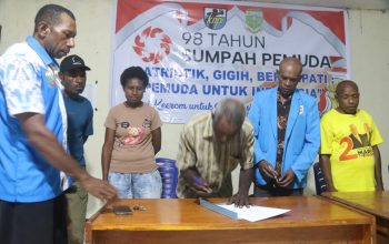 KNPI Keerom Salurkan Bingkisan Sembako Dalam Rangka Peringati Sumpah Pemuda ke 98 di Kampung Banda.