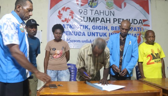 KNPI Keerom Salurkan Bingkisan Sembako Dalam Rangka Peringati Sumpah Pemuda ke 98 di Kampung Banda.
